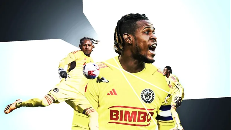 Cầu thủ Club Tijuana chạy nhanh với bóng trước sự áp đảo của Tigres UANL