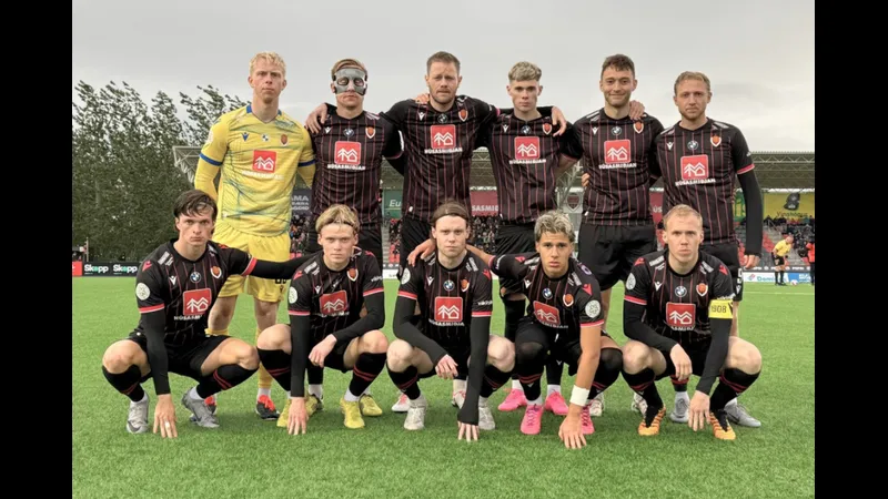 Hậu vệ của Vikingur Reykjavik ngăn chặn cơ hội ghi bàn của Gyor