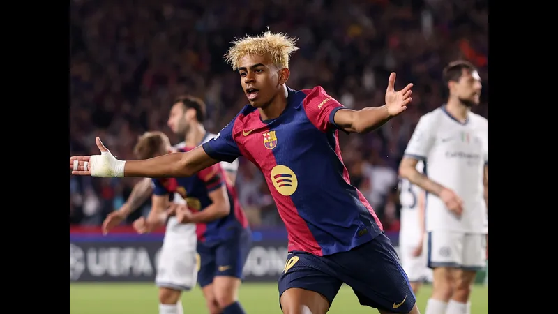 Mbappe và Yamal tranh chấp bóng trên sân