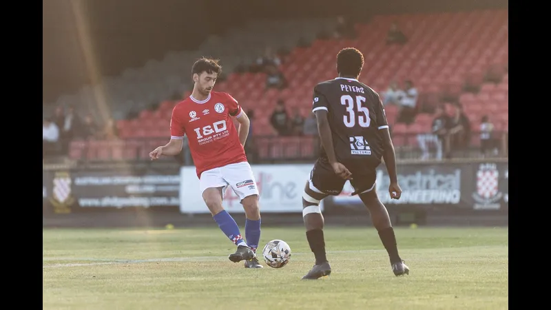 Cầu thủ Melbourne Knights và Brunswick City tranh chấp trên sân Cầu thủ Melbourne Knights và Brunswick City tranh chấp trên sân