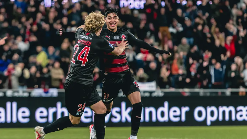 Cầu thủ của Midtjylland và Besiktas tranh chấp bóng trên sân