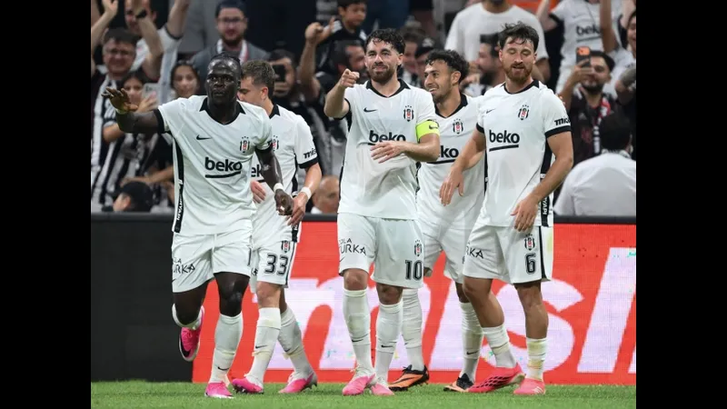 Cầu thủ Midtjylland và Besiktas đối mặt trong tình huống tranh chấp