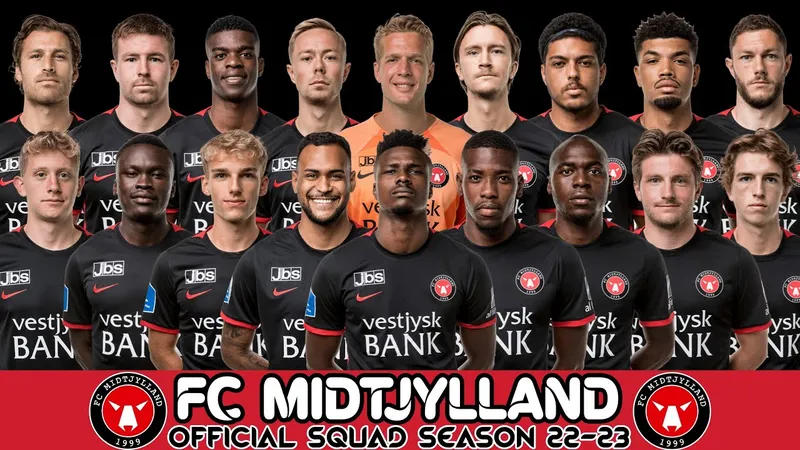 Cầu thủ Midtjylland và Besiktas tranh chấp bóng trên sân