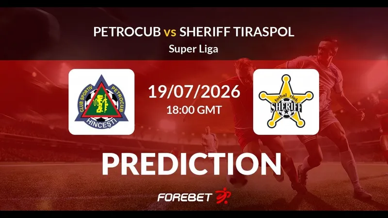 Cầu thủ Petrocub và Sheriff Tiraspol đua tranh quả bóng trên sân cỏ