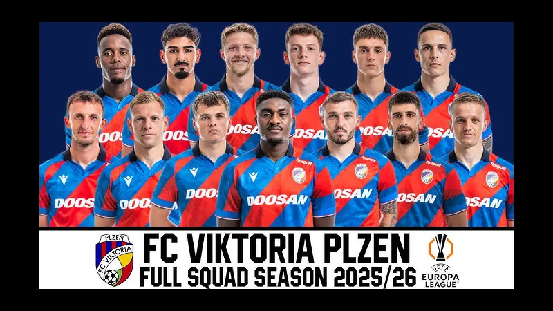 Cầu thủ Plzen và Polissya Zhytomyr đang tranh chấp bóng