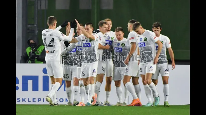 Cầu thủ đội Plzen và Polissya Zhytomyr tranh chấp trên sân