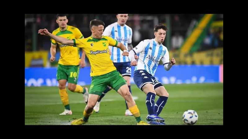 Cầu thủ Racing Club và Defensa y Justicia tranh chấp quyết liệt bóng