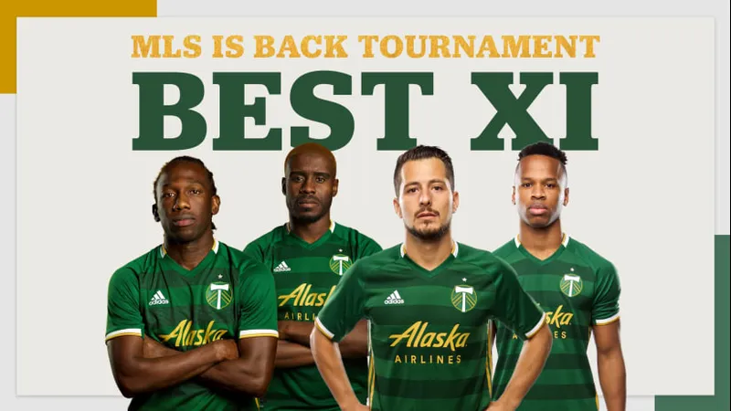 Cầu thủ Seattle Sounders thực hiện phạt góc trước Portland Timbers
