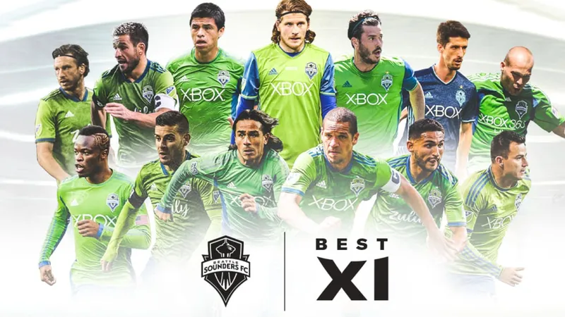 Cầu thủ Seattle Sounders và Porland Timbers tranh chấp bóng trên sân