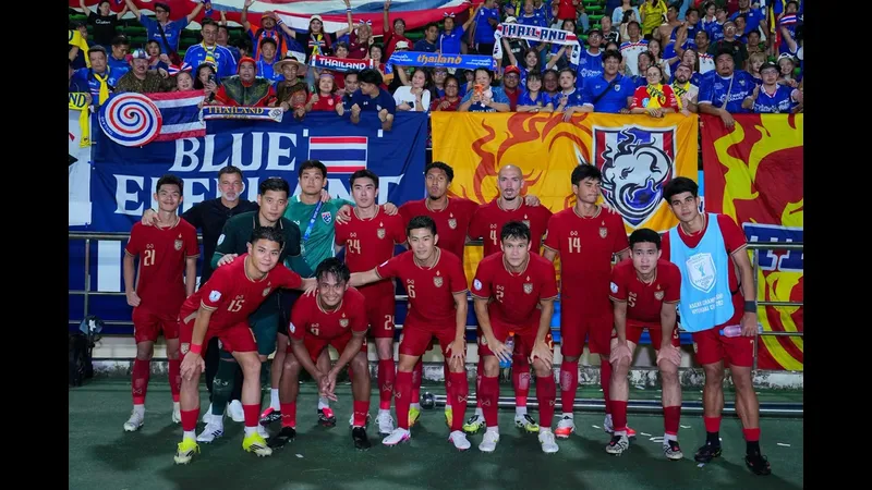 Cầu thủ Thái Lan và Malaysia cống hiến mọi khả năng trên sân
