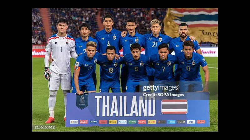 Cầu thủ Thái Lan đang tung cú sút mạnh mẽ vào khung thành Malaysia