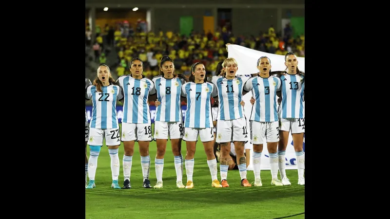 Cầu thủ Argentina vui mừng sau khi ghi bàn trong trận đấu với Anh Cầu thủ Argentina vui mừng sau khi ghi bàn trong trận đấu với Anh